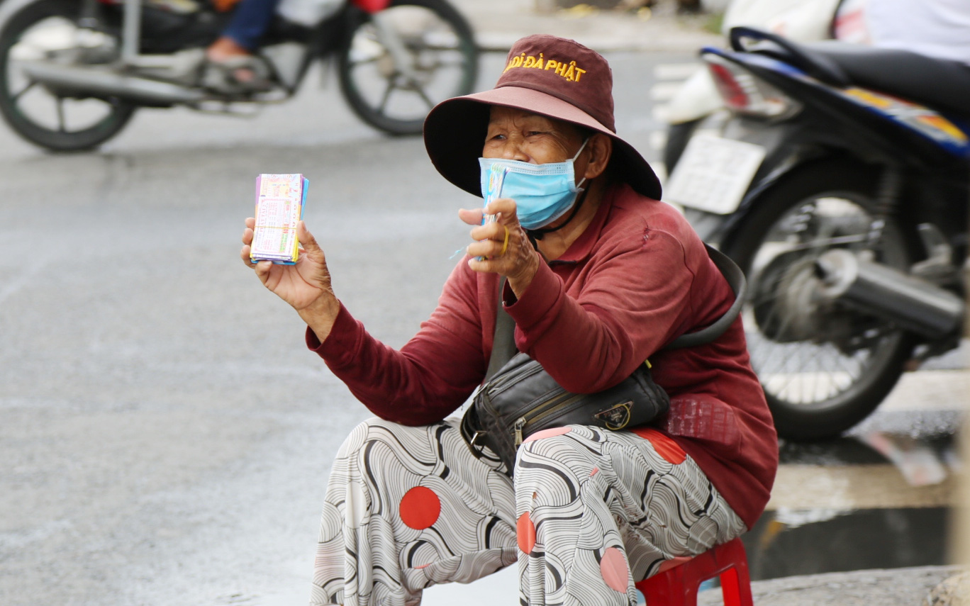 Người bán vé số bật khóc, cố bán những tờ cuối cùng trước giờ giãn cách: "Mai dừng rồi, ngoại không biết lấy gì mà sống"