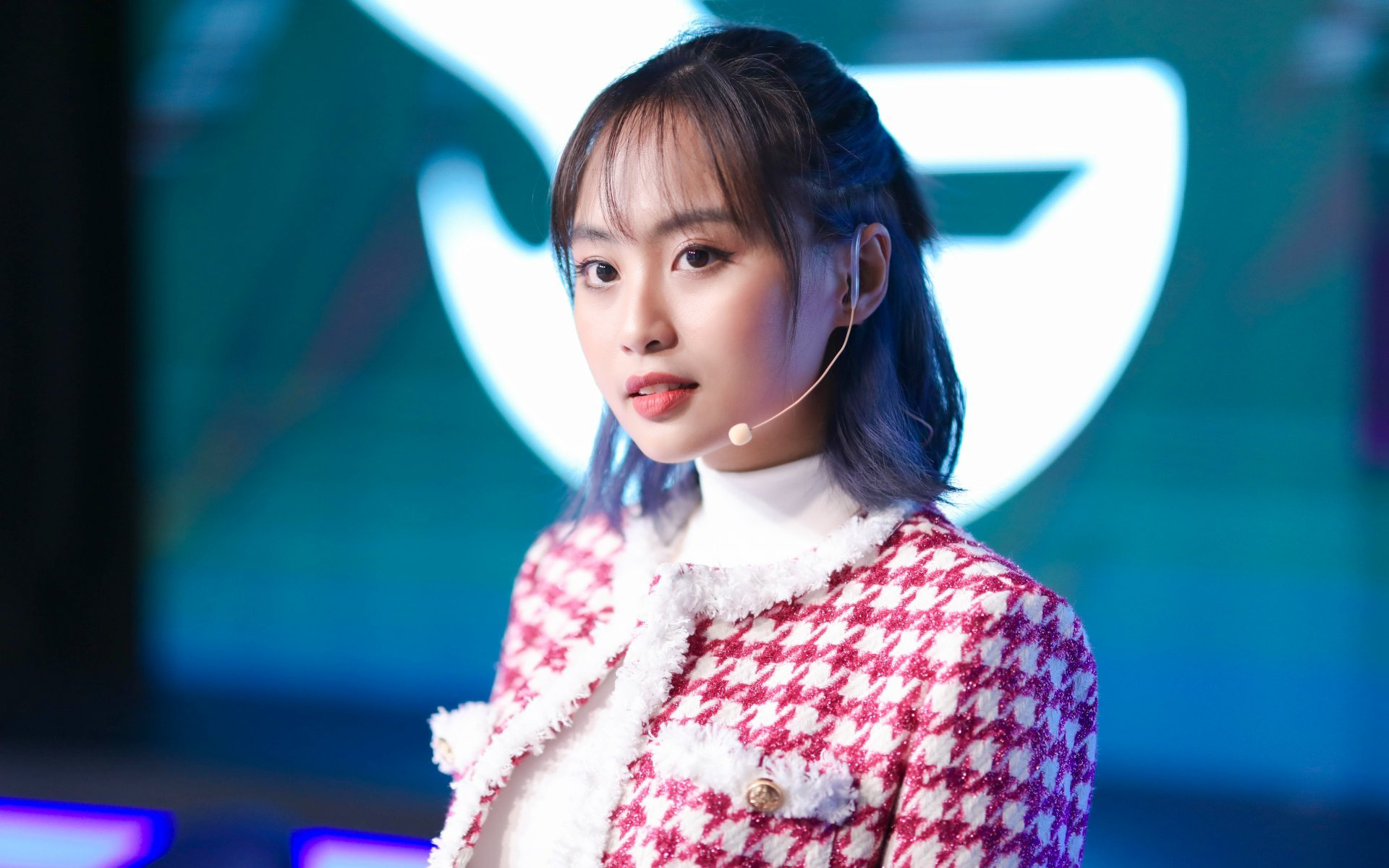 Đi làm vì đam mê, Minh Nghi &quot;nướng&quot; sạch lương để nạp game