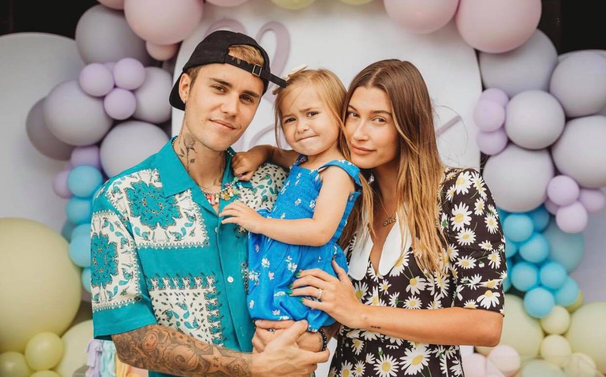 Justin Bieber về nhà dự tiệc sinh nhật em gái ruột tròn 3 tuổi, khung hình cùng bà xã Hailey bế bé bất ngờ gây bão MXH