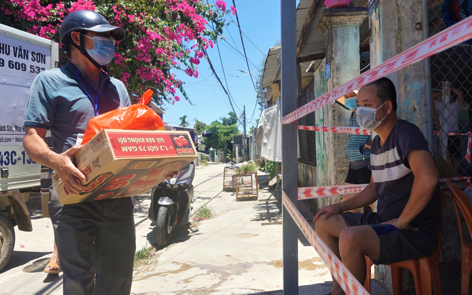 Ảnh: Đội nắng chở lương thực tiếp tế tận nhà cho người dân khó khăn ở Đà Nẵng