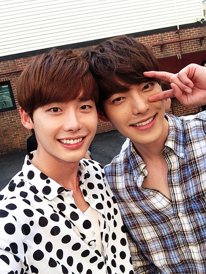 Lee Jong Suk hiếm hoi hé lộ quan hệ tình bạn là 1 dạng tình yêu với tài tử Kim Woo Bin qua hành động quắn quéo - Ảnh 4.