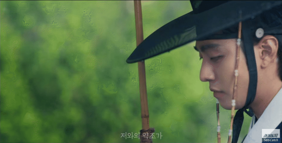 Kim Yoo Jung lại dính vào tình tay ba, đang đu đưa với hoàng tử thì bị Ahn Hyo Seop chặn đường bắt ghen - Ảnh 5.