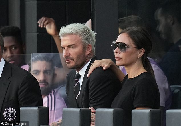 Vợ chồng David Beckham ngồi xem bóng mà sang chảnh như tài phiệt đi coi show thời trang, xem ảnh camera thường mới ngỡ ngàng - Ảnh 2.