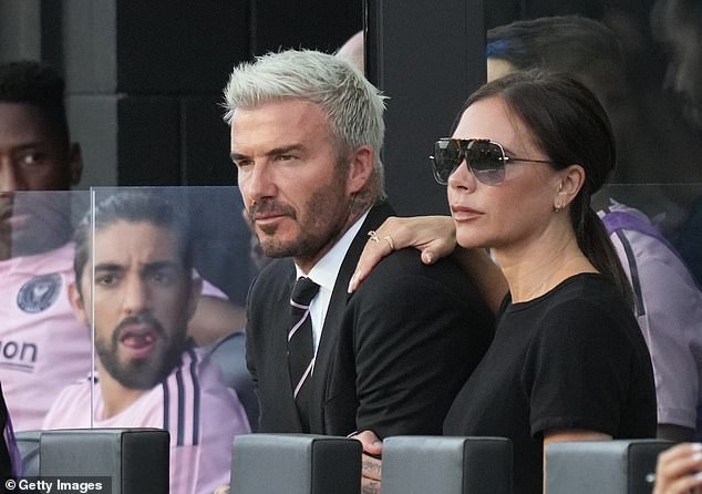 Vợ chồng David Beckham ngồi xem bóng mà sang chảnh như tài phiệt đi coi show thời trang, xem ảnh camera thường mới ngỡ ngàng - Ảnh 3.