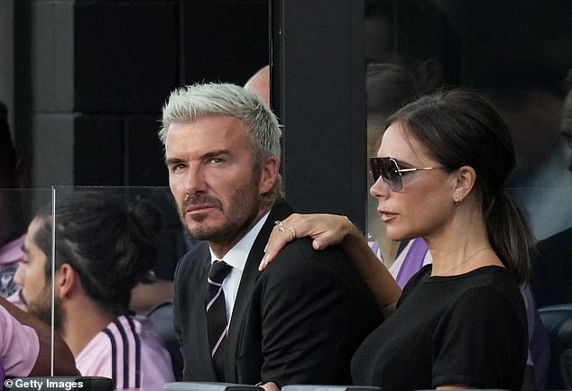 Vợ chồng David Beckham ngồi xem bóng mà sang chảnh như tài phiệt đi coi show thời trang, xem ảnh camera thường mới ngỡ ngàng - Ảnh 4.