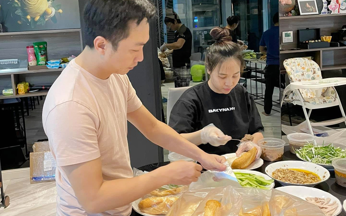 Đại gia Cường Đô La cùng vợ vào bếp làm bánh giúp đỡ bà con TP.HCM, mặt 0% son phấn của Đàm Thu Trang giật spotlight