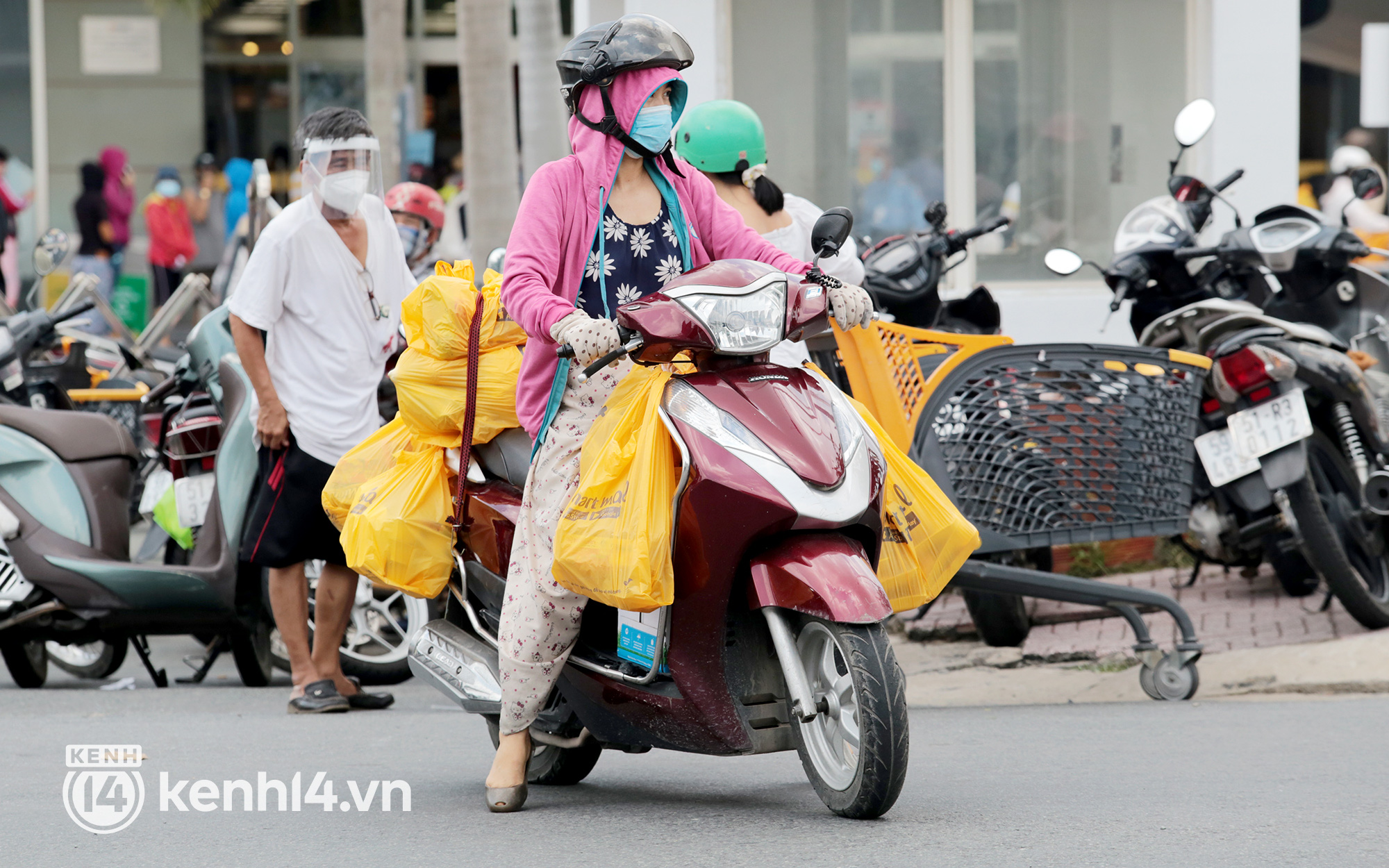 Người dân TP.HCM được "đi chợ hộ" 1 lần trong tuần