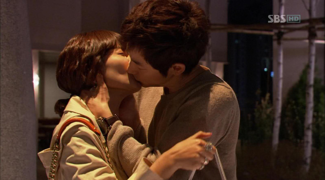 Ngã ngửa với thời gian quay cảnh hôn phim Hàn: Son Ye Jin vật lộn 48 giờ với màn mớm rượu Jung Woo Sung - Ảnh 2.