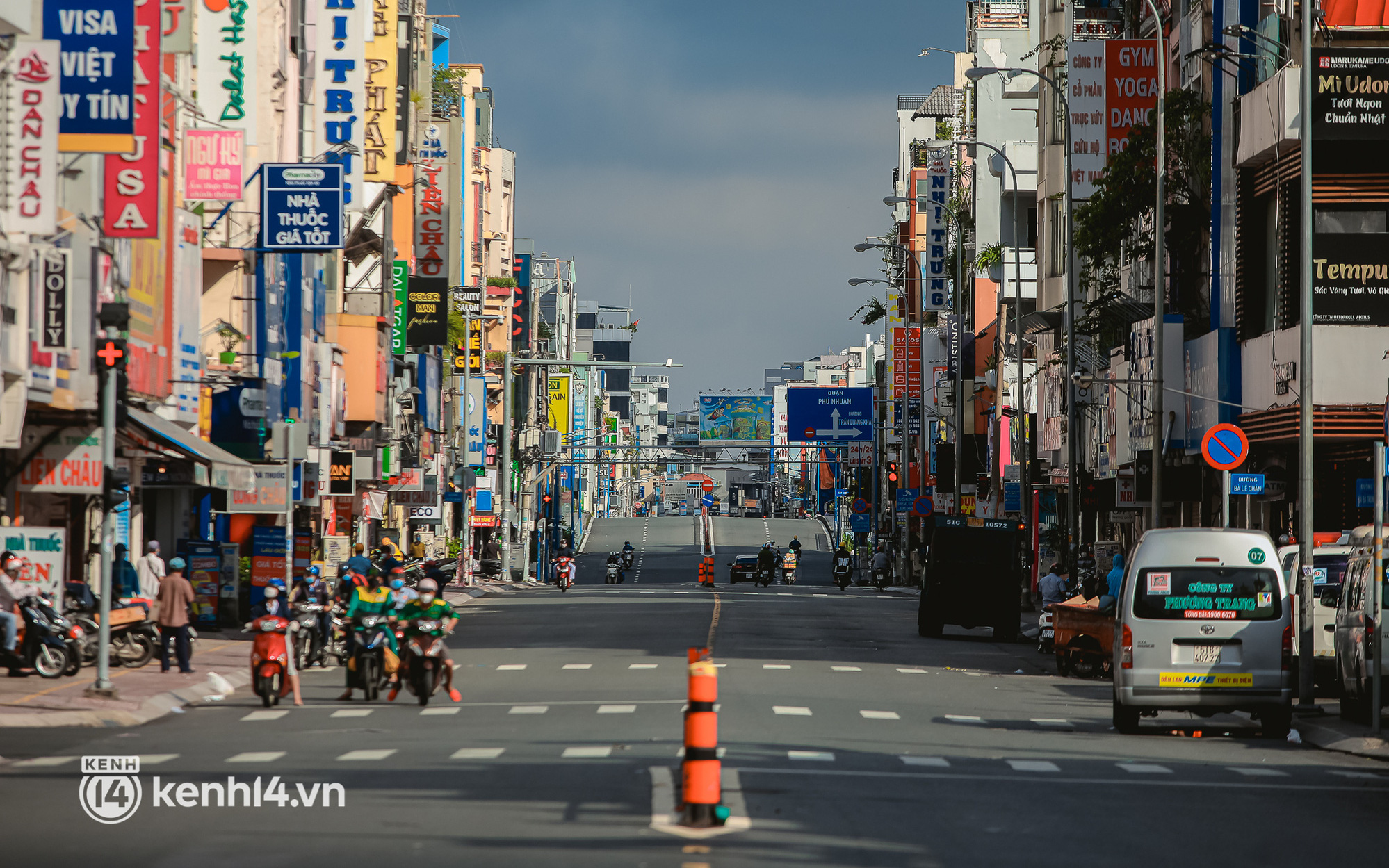 Đường phố Sài Gòn vắng lặng chưa từng thấy trong ngày đầu siết chặt giãn cách: Không còn bóng shipper, "ai ở đâu ở yên đó"