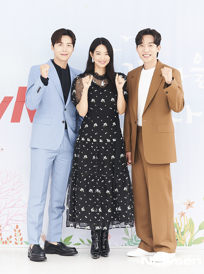 Shin Min Ah tái xuất sự kiện: Vòng 2 bất thường rộ lên nghi vấn mang thai cho Kim Woo Bin, lu mờ nam thần điện ảnh Kim Seon Ho - Ảnh 9.