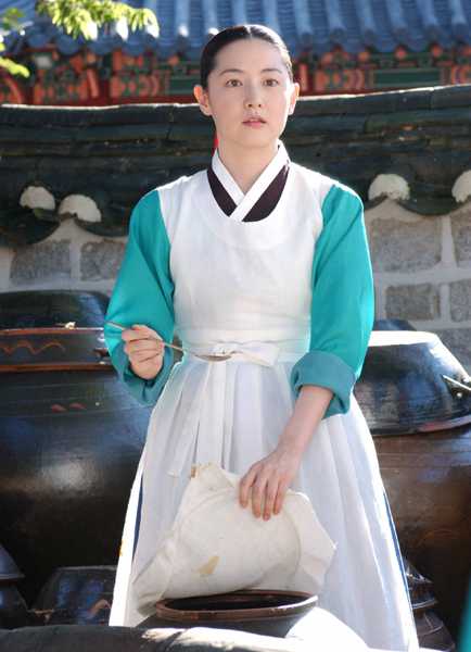 10 mỹ nhân thống trị phim Hàn thập niên 2000: Song Hye Kyo gây bão toàn Châu Á, Lee Young Ae cân đủ loại vai - Ảnh 2.