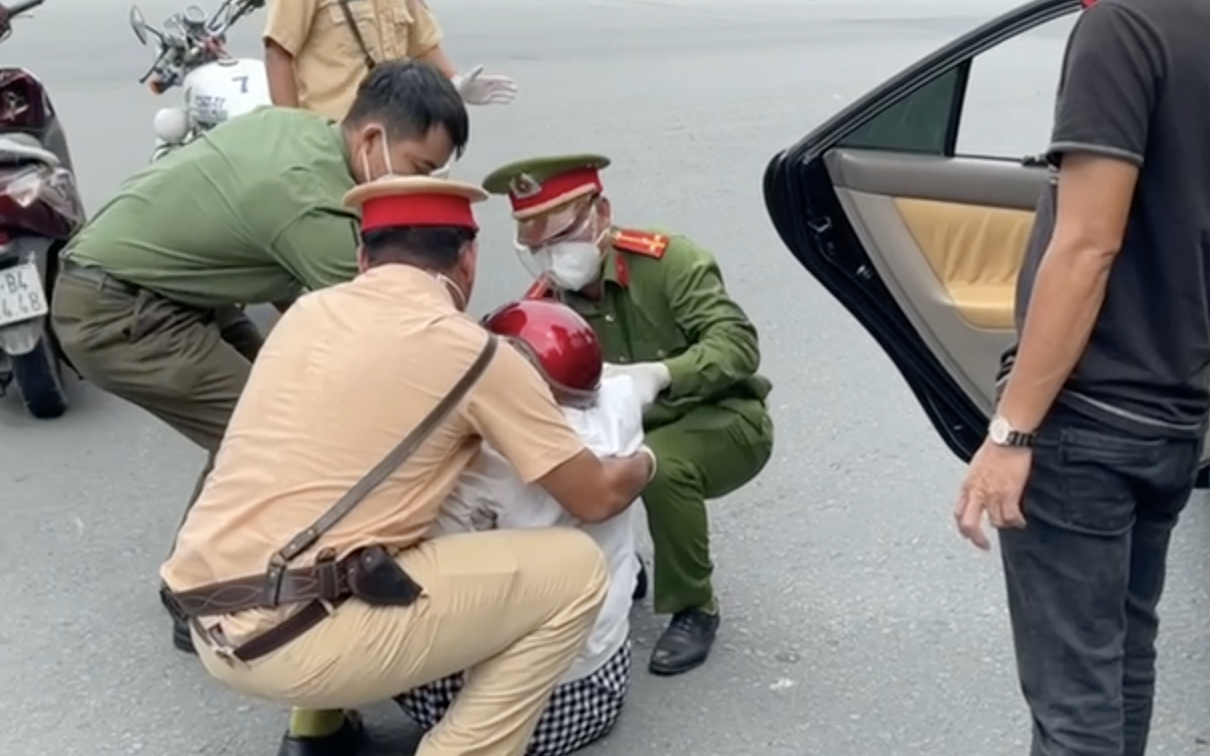 TP.HCM: Thai phụ 37 tuần được Cảnh sát tại chốt kiểm soát dịch đưa đi cấp cứu sau tai nạn