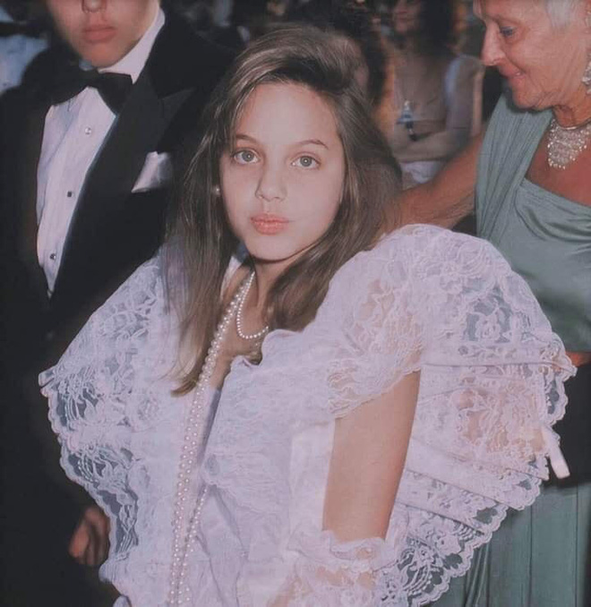 Angelina Jolie và 2 thảm đỏ huyền thoại: 11 tuổi đã như sao hạng A vì xinh vô thực, 44 tuổi thành luôn bà hoàng đẹp bức người - Ảnh 3.