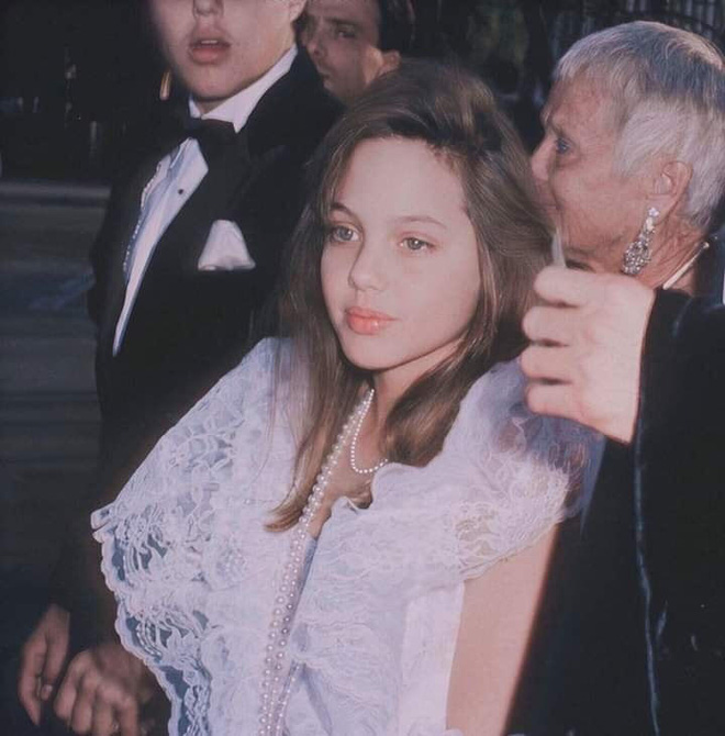 Angelina Jolie và 2 thảm đỏ huyền thoại: 11 tuổi đã như sao hạng A vì xinh vô thực, 44 tuổi thành luôn bà hoàng đẹp bức người - Ảnh 7.