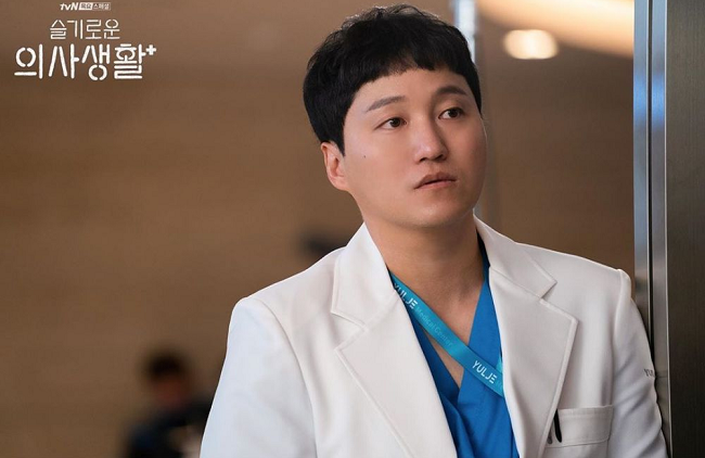 3 giả thuyết căng đét về cái kết Hospital Playlist 2: Ik Jun - Song Hwa đối mặt tâm bão cực gắt, chàng Gấu lươn lẹo để được yêu Min Ha? - Ảnh 17.