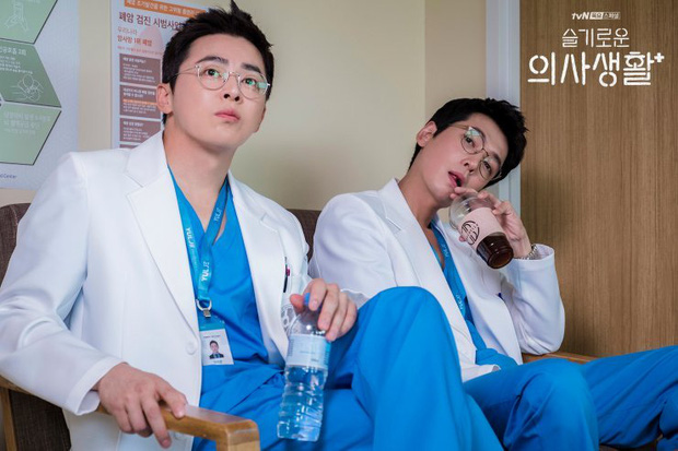 Hospital Playlist 2 sắp hết mà vẫn còn 5 bí ẩn quá lớn: Song Hwa - Ik Jun dễ friendzone mãi mãi, đôi Bồ Câu và nhà Gấu vẫn chưa đâu vào đâu? - Ảnh 15.