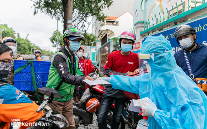 Vì sao người dân TP.HCM mong đội ngũ shipper hoạt động trở lại?