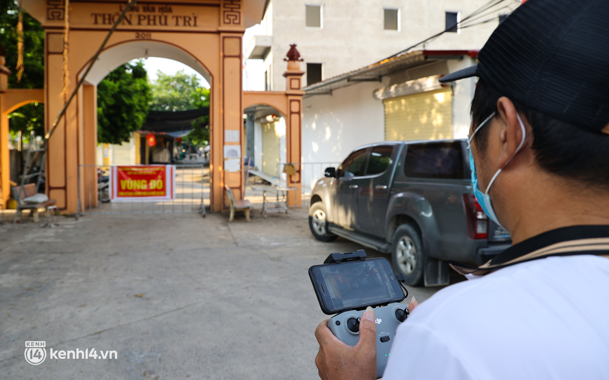 Ảnh: Cận cảnh địa phương đầu tiên tại Hà Nội sử dụng flycam giám sát người dân tại khu vực phong toả
