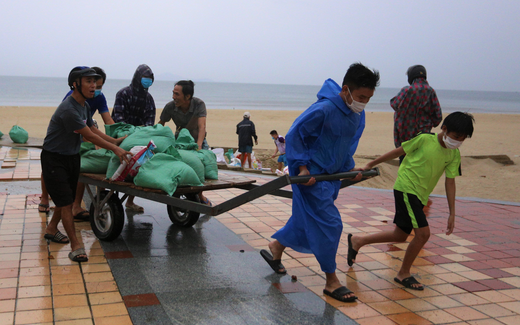 Ảnh: Người dân Đà Nẵng dầm mưa, hối hả "chạy bão" giữa đại dịch Covid-19