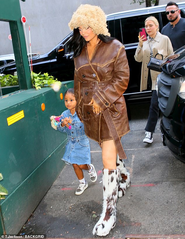 Mẹ bầu Kylie Jenner đi ăn trưa cũng gây sốt: Bụng to vượt mặt mà vẫn đẹp xuất sắc, spotlight đổ dồn vào cô con gái chanh sả - Ảnh 4.