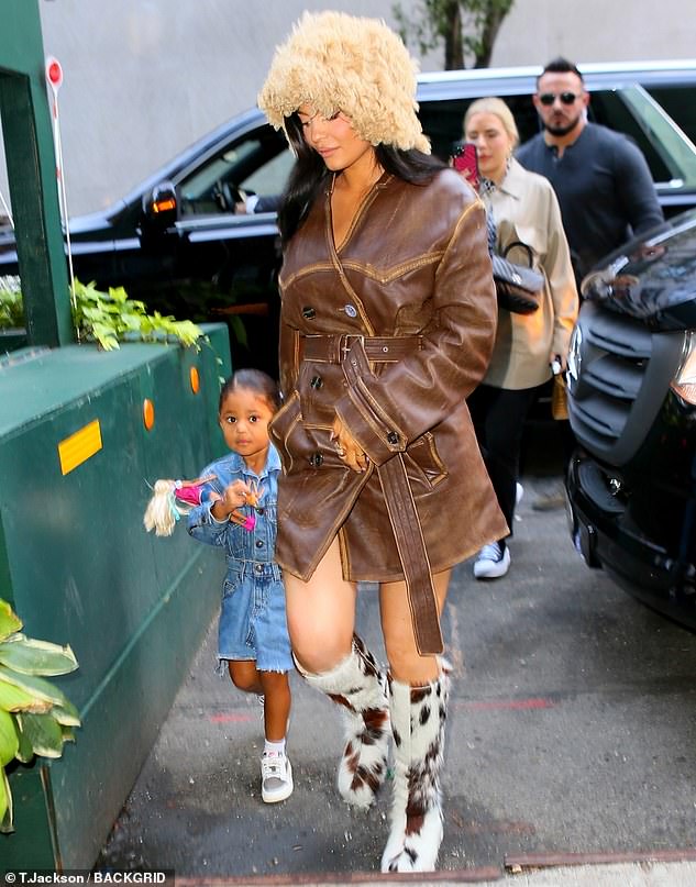 Mẹ bầu Kylie Jenner đi ăn trưa cũng gây sốt: Bụng to vượt mặt mà vẫn đẹp xuất sắc, spotlight đổ dồn vào cô con gái chanh sả - Ảnh 5.