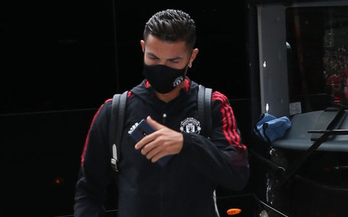 Ronaldo vô tình để lộ mật khẩu điện thoại khi bước xuống xe buýt vào sân