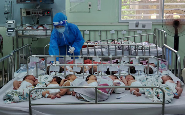 BV Hùng Vương bác bỏ tin “hàng trăm em bé sơ sinh có bố mẹ là F0 bị thiếu tã, sữa”: Hình ảnh chụp khi các bé đang chuẩn bị được đưa đi tắm hoặc đi chiếu đèn