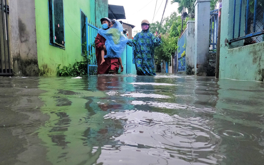 Ảnh: Khu dân cư giữa trung tâm Đà Nẵng bị ngập sâu sau mưa lớn, nhiều gia đình bồng con đi gửi nơi khác