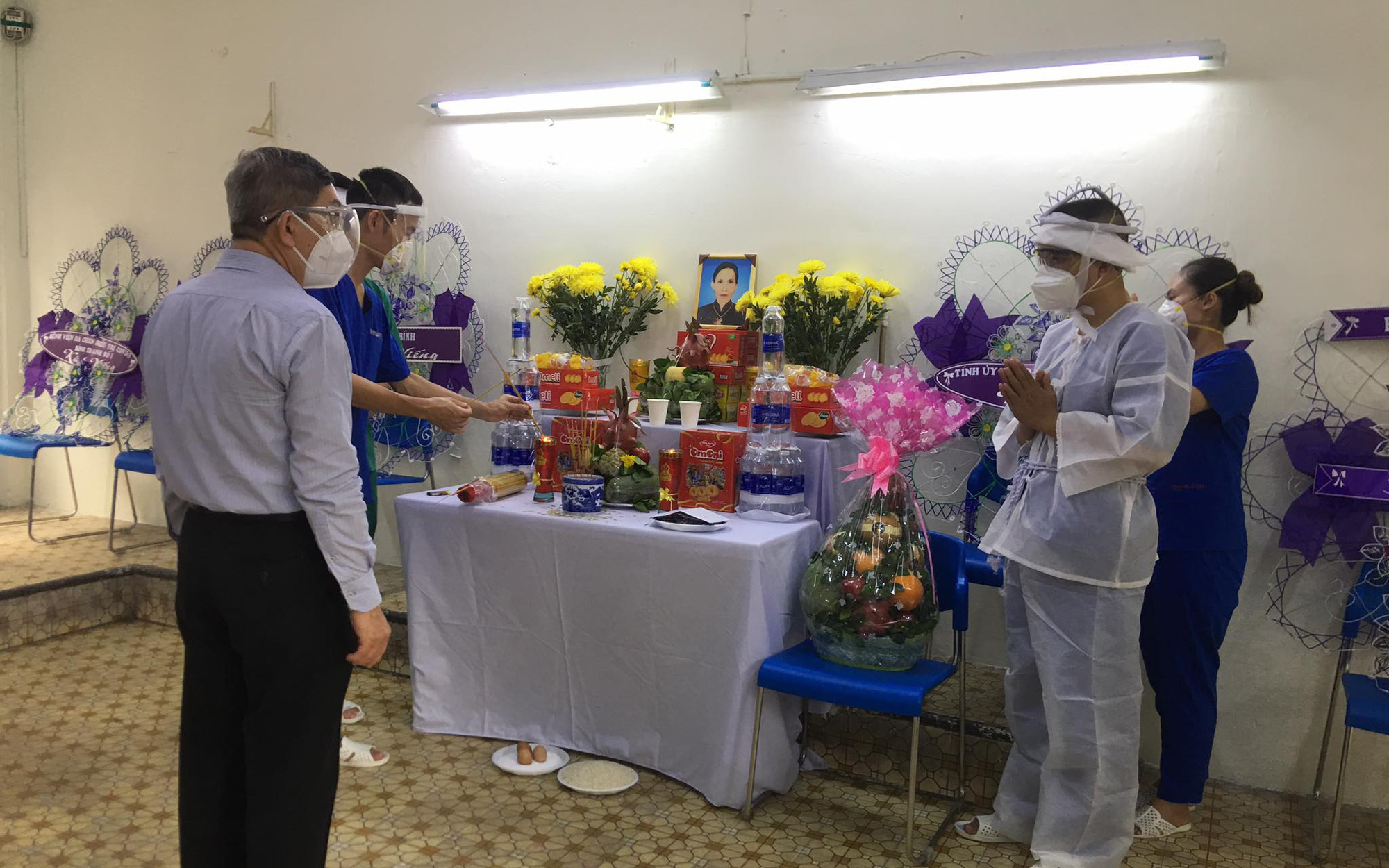 Xót xa giảng viên trường CĐ Y tế Thái Bình lập bàn thờ chịu tang mẹ ở bệnh viện dã chiến TP.HCM