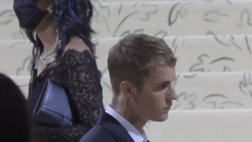 Hé lộ cảm xúc thật của Justin Bieber và vợ khi bị khán giả réo tên Selena ở Met Gala - Ảnh 3.