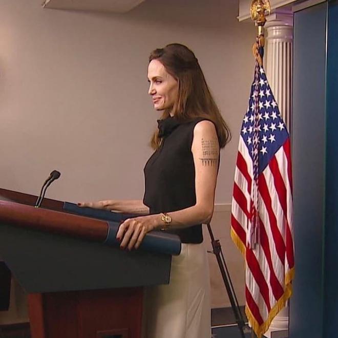 Vừa phát biểu tại Nhà Trắng, Angelina Jolie đã gây náo loạn cả sân bay: Đeo khẩu trang vẫn gây sốt vì visual xinh đẹp hút hồn - Ảnh 7.