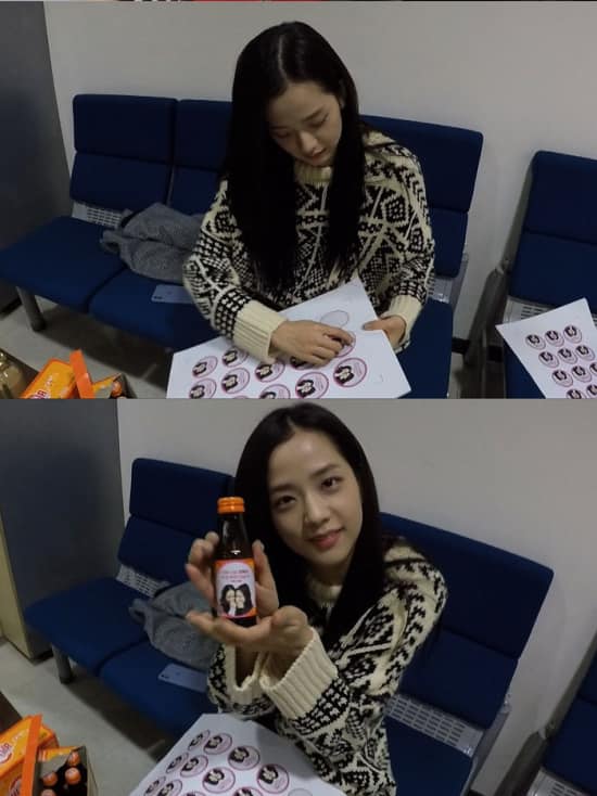 Hoạt động solo của BLACKPINK luôn có bóng hình chị cả: Bất chấp sớm đêm ở hậu trường, tỉ mỉ chuẩn bị từng hộp kẹo, chai nước - Ảnh 4.