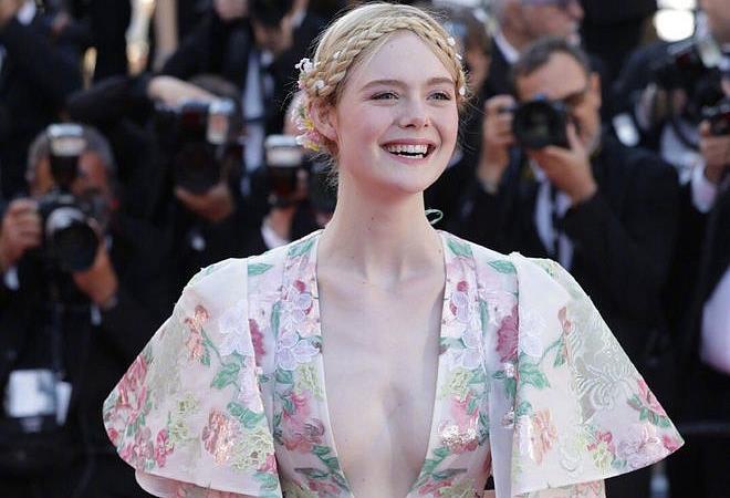 Nhan sắc công chúa nhà Disney: Emma đẹp sắc sảo nhưng lên xuống thất thường, Elle Fanning và Lọ Lem Lily ngoài đời lại hở bạo chặt chém - Ảnh 24.