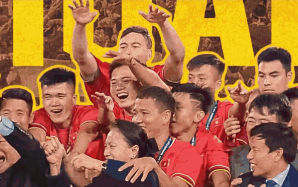 Nhạc sĩ Huy Tuấn cùng Xuân Bắc, Châu Bùi và hơn 20 nghệ sĩ ra MV cổ vũ đội tuyển Quốc gia &quot;xông trận&quot; World Cup giữa mùa dịch