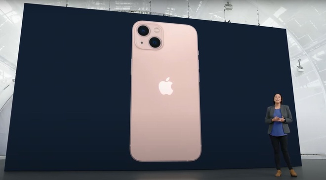 Xem girl xinh hot TikToker đập hộp iPhone 13 màu hồng, hội chị em thất vọng toàn tập? - Ảnh 1.