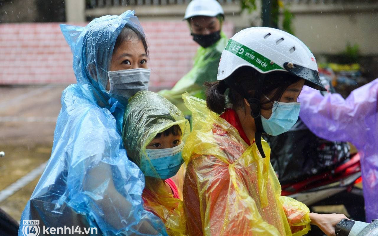 Ảnh: Gần 100 người dân ở ổ dịch Thanh Xuân Trung hoàn thành cách ly, mặc áo bảo hộ kín mít, đội mưa trở về nhà