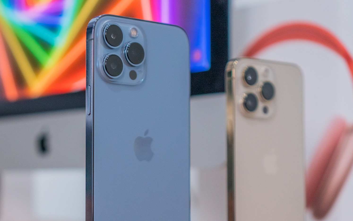 Nóng: Cận cảnh những chiếc iPhone 13 đầu tiên về Việt Nam