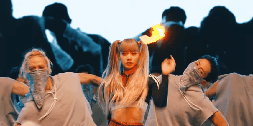 Soi hậu trường quay MONEY: Lisa “đùa với lửa” chứng minh YG nói không với kỹ xảo, bồi hồi nhớ lại địa điểm từng quay MV debut cực hot - Ảnh 16.
