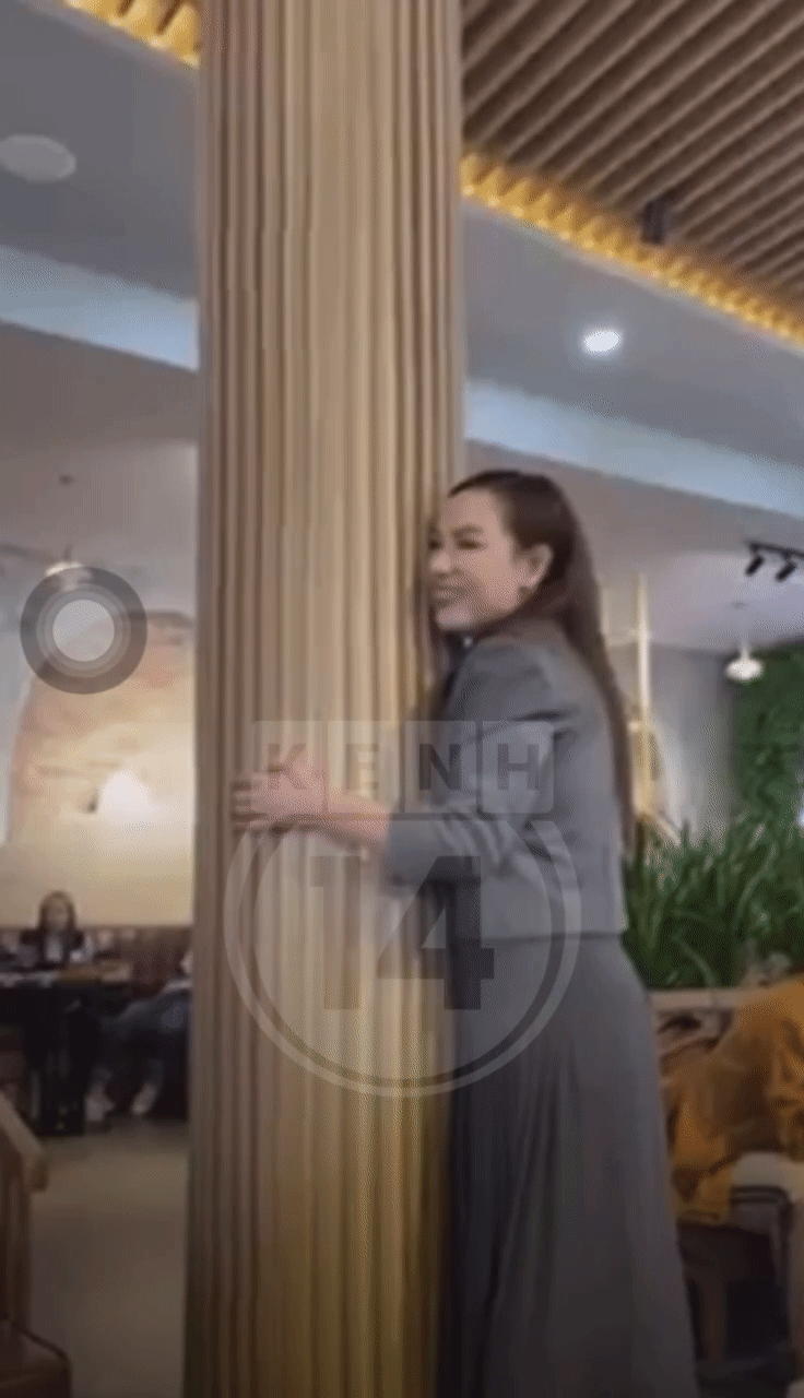 Clip: Từng có 1 NS Phi Nhung tràn đầy sức sống tại bữa tiệc Tất niên đầu năm nay, còn ôm cột cực đáng yêu làm khách mời ôm bụng cười! - Ảnh 3.