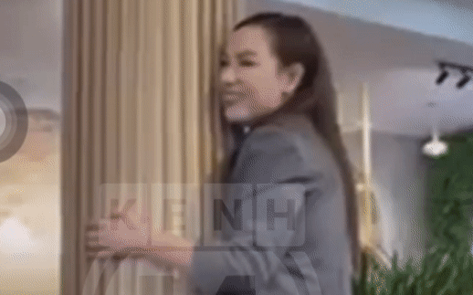 Clip: Từng có 1 NS Phi Nhung tràn đầy sức sống tại bữa tiệc Tất niên đầu năm nay, còn ôm cột cực đáng yêu làm khách mời ôm bụng cười!