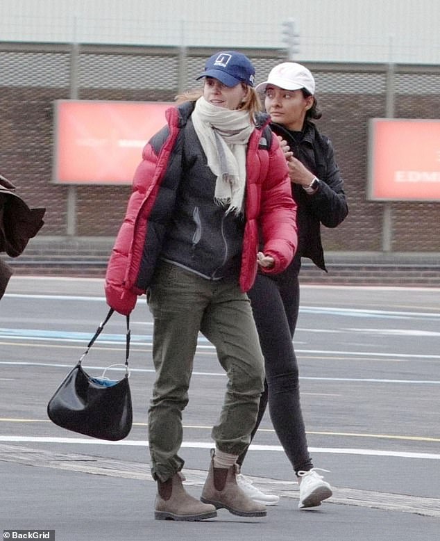 Không nhận ra Hermione Emma Watson ngày nào: Đi phi cơ riêng nhưng ngoại hình già xọm kém sắc đến ngỡ ngàng - Ảnh 4.
