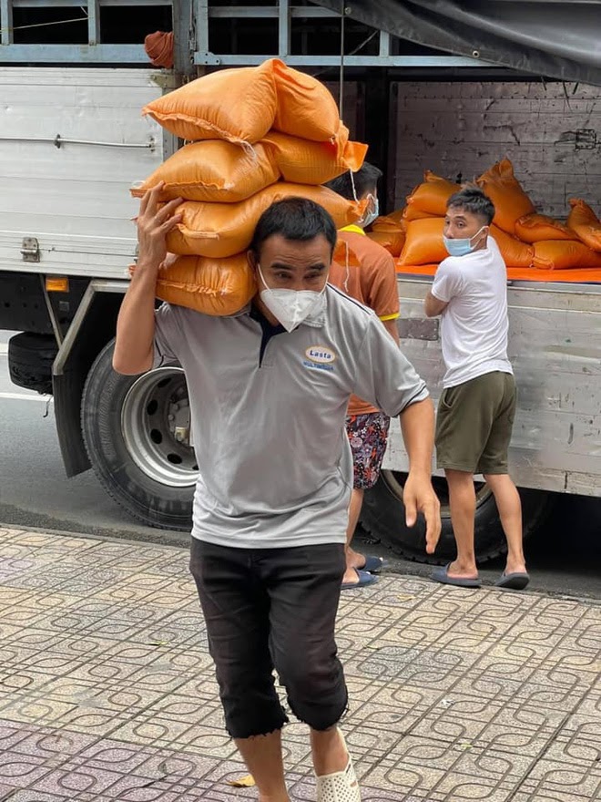 MC Quyền Linh xin làm quen với 1 mỹ nhân diện áo dài dáng cực thon thả, là ai mà khiến dân tình nhiệt liệt thả tim? - Ảnh 6.