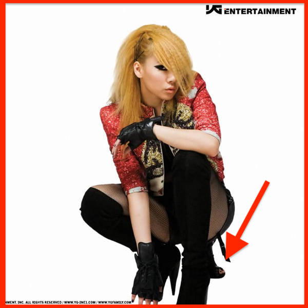 Những pha photoshop đi vào lòng đất: Ở đâu chui ra 1 bàn tay lạ khoác vai Taeyeon, chị đại CL có hẳn 3 bàn chân  - Ảnh 4.