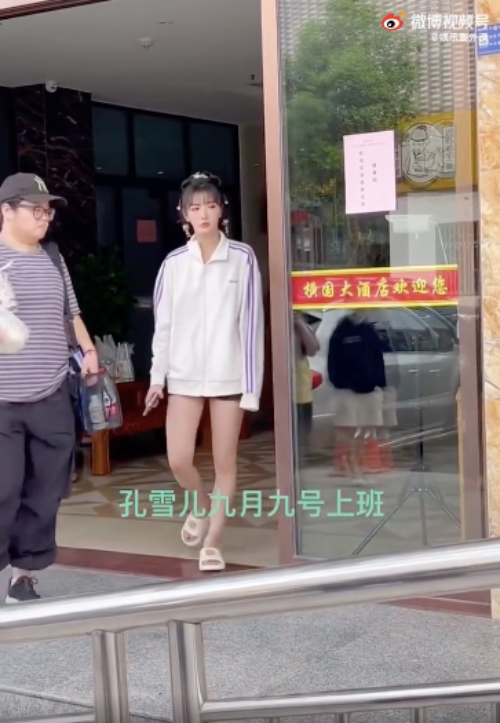 Tranh cãi hình ảnh nữ idol đình đám hồn nhiên thả rông tại hậu trường, thái độ tung tẩy mặc kệ ánh mắt mới ngỡ ngàng - Ảnh 2.