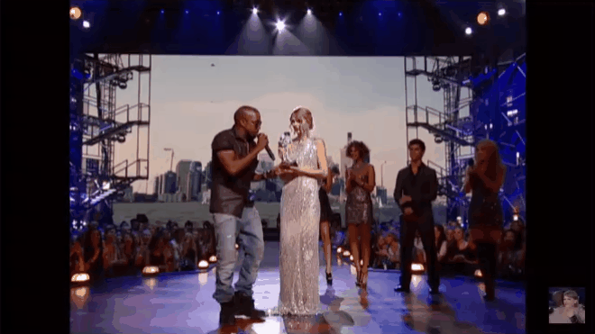 9 khoảnh khắc sốc nhất VMAs: Kanye West giật mic Taylor Swift, Lady Gaga thịt sống không bằng hành động của 2 chị số 4 - Ảnh 16.
