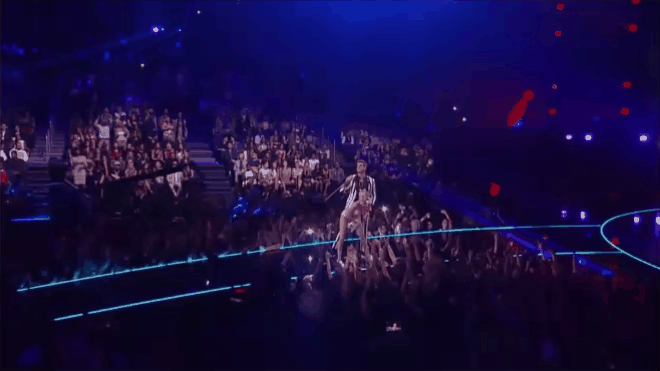 9 khoảnh khắc sốc nhất VMAs: Kanye West giật mic Taylor Swift, Lady Gaga thịt sống không bằng hành động của 2 chị số 4 - Ảnh 23.