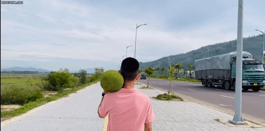 Soytiet vác quả mít đi khắp muôn nơi trong MV mới, tưởng chỉ là đạo cụ vô tri nhưng ý nghĩa hơi bị cool đấy! - Ảnh 7.