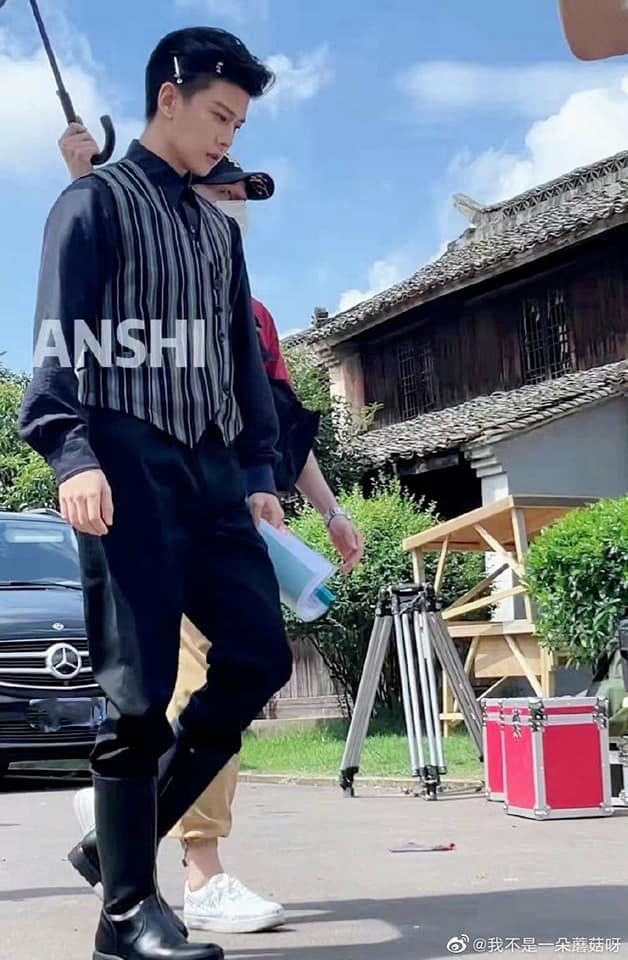 Nhậm Gia Luân vuốt tóc bảnh tỏn muốn xỉu ở phim mới, nhìn vào đố ai biết đã cưới vợ rồi? - Ảnh 2.