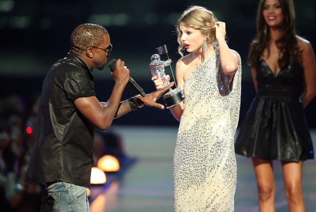 9 khoảnh khắc sốc nhất VMAs: Kanye West giật mic Taylor Swift, Lady Gaga thịt sống không bằng hành động của 2 chị số 4 - Ảnh 18.