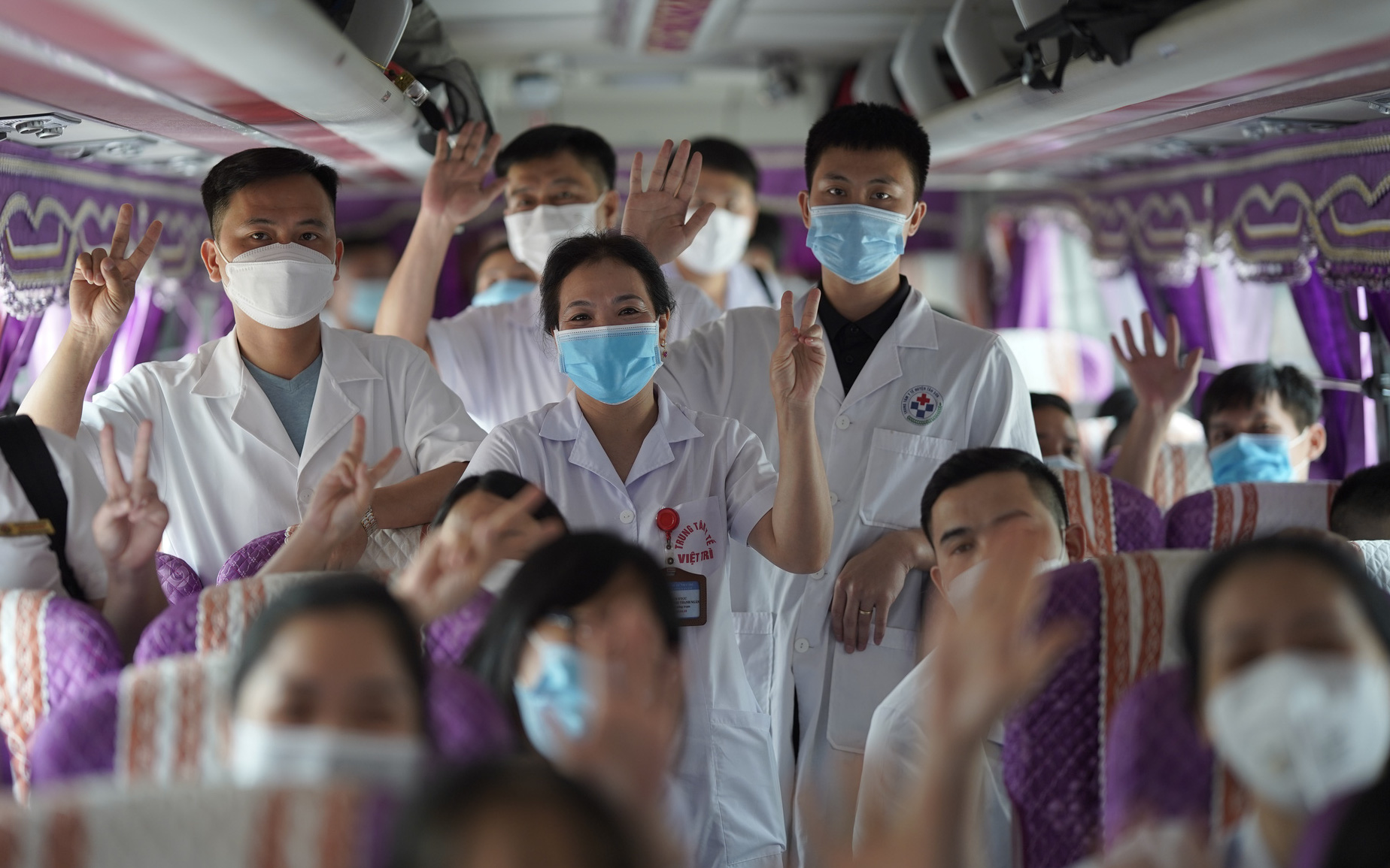 Ảnh: 500 cán bộ y tế tỉnh Phú Thọ đã có mặt tại Hà Nội, sẵn sàng hỗ trợ Thủ đô xét nghiệm và tiêm vaccine toàn dân